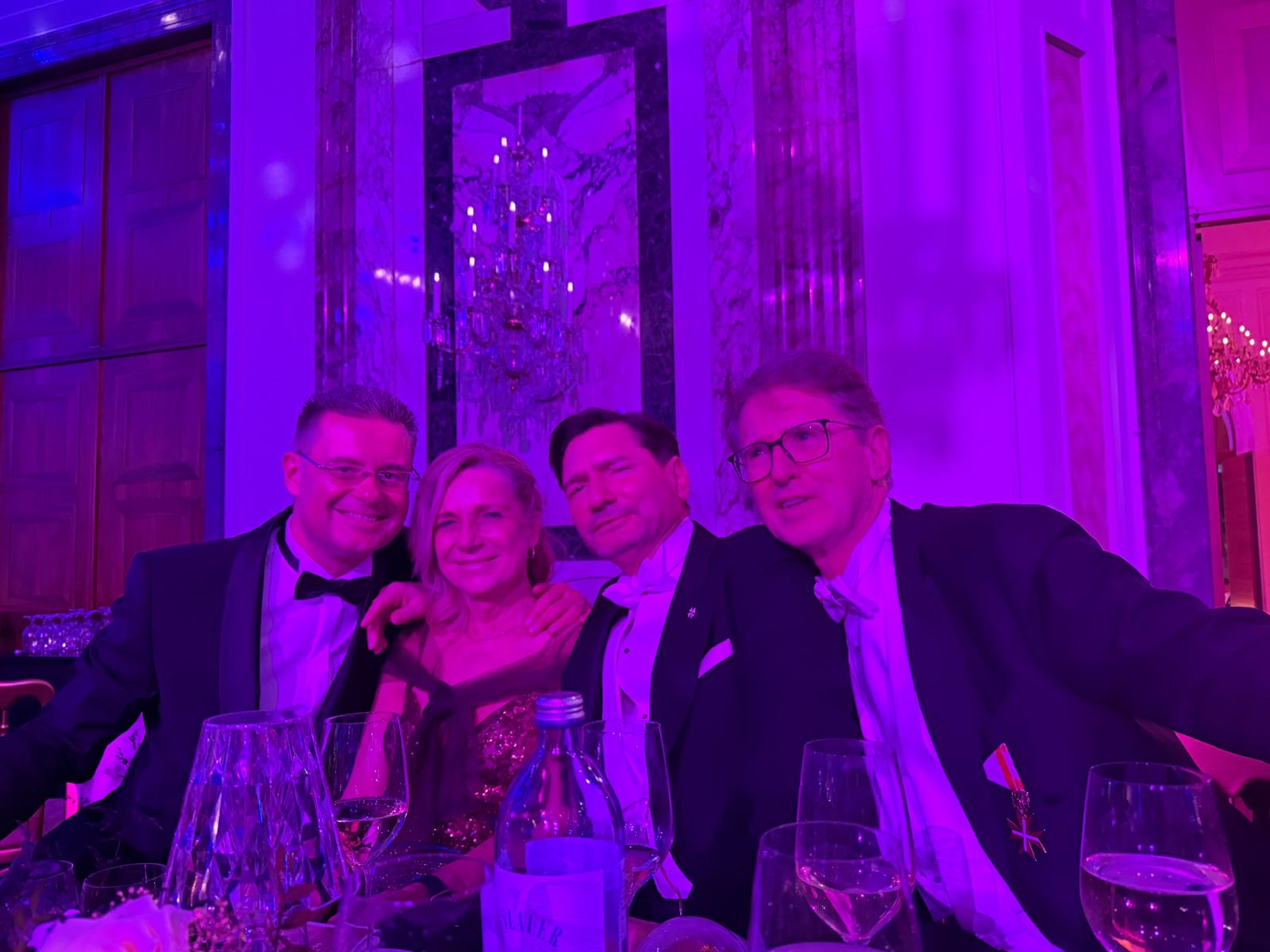 Dr. Walter Schwartz am Juristenball mit Freunden