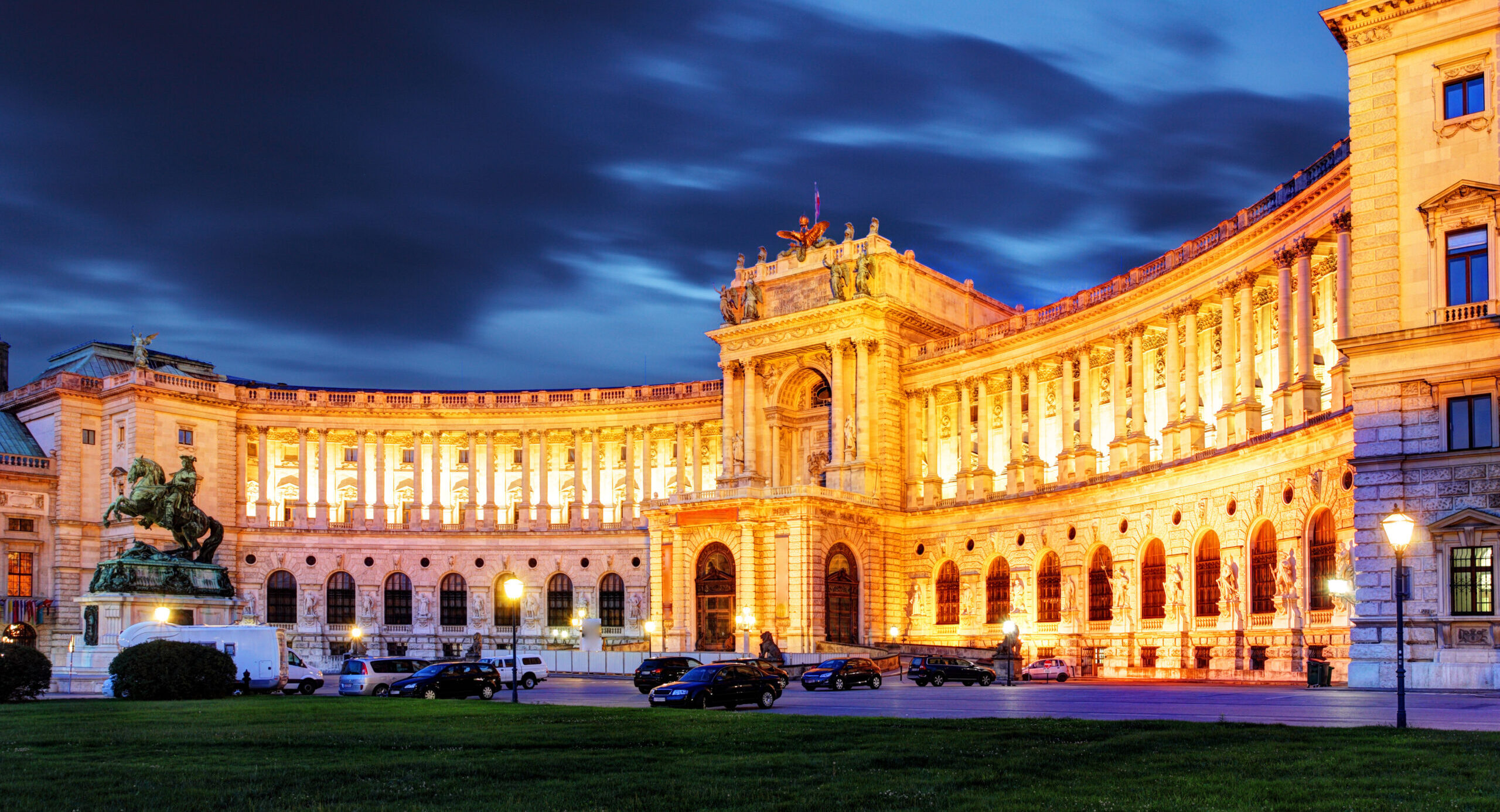 Exterior façade of the Hofburg at night Außenfassade der Hofburg bei Nacht