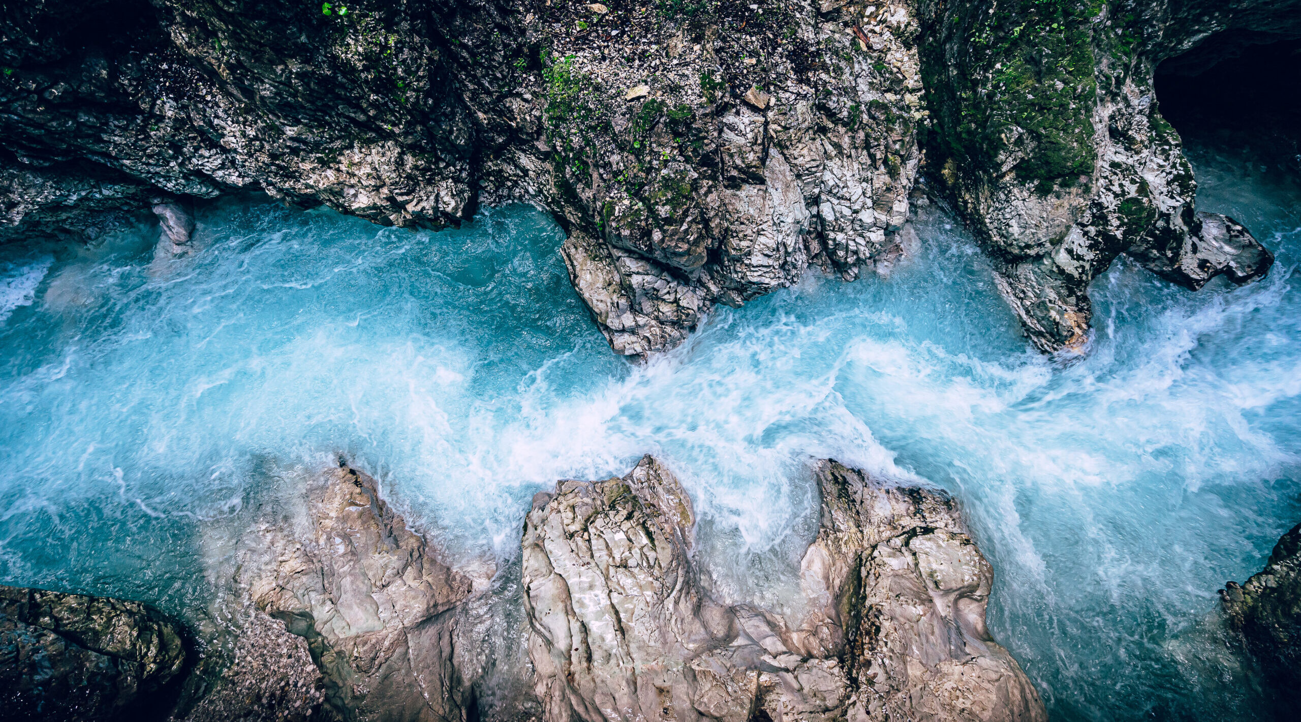 Fluss in Österreich (Symbolbild Wasserrecht)