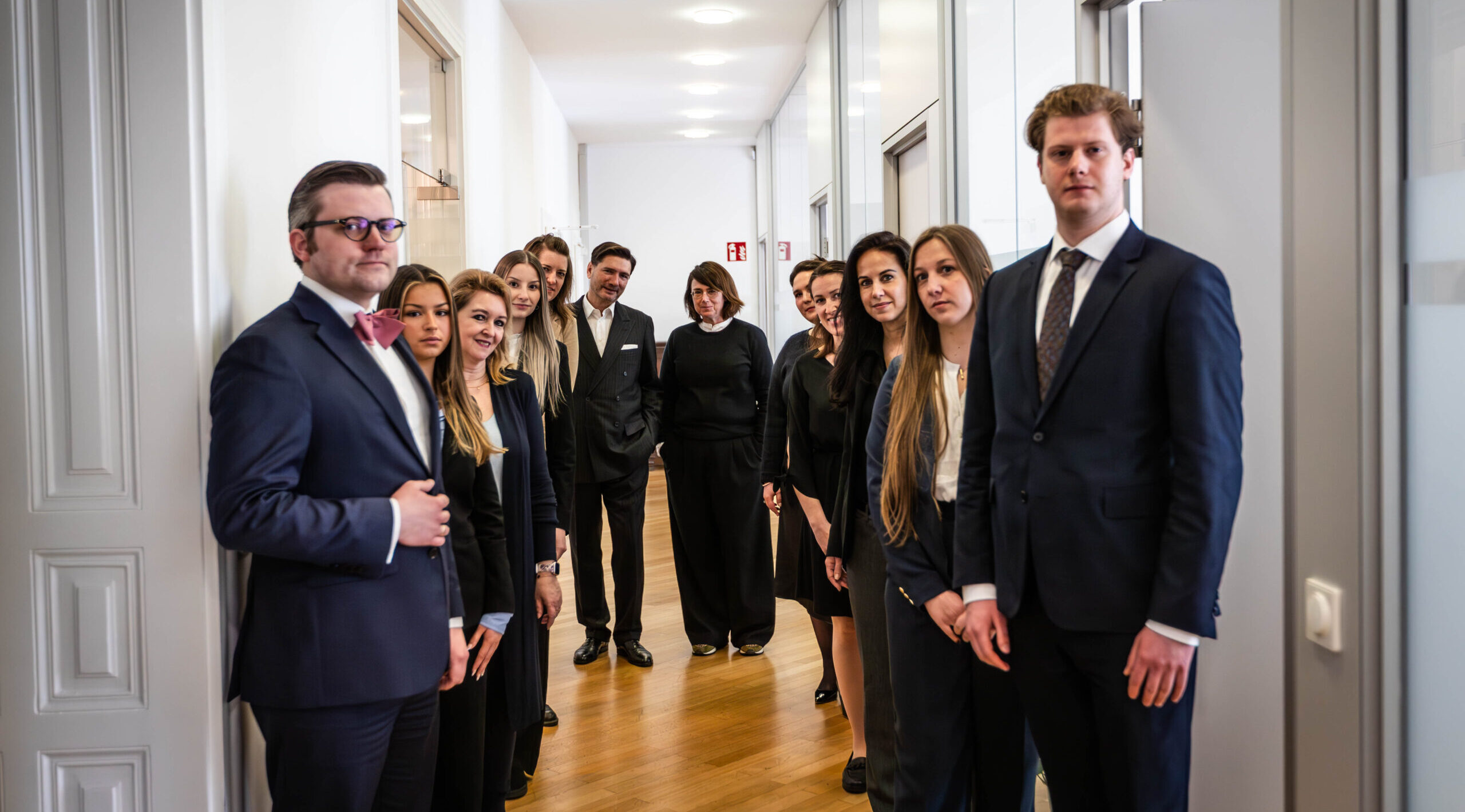 Teamfoto im Flur Teamfoto im Flur
